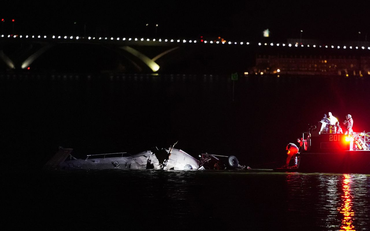 Mỹ điều t&aacute;m chiến đấu cơ &aacute;p s&aacute;t m&aacute;y bay qu&acirc;n sự Nga ở Bắc Cực - Ảnh 2.