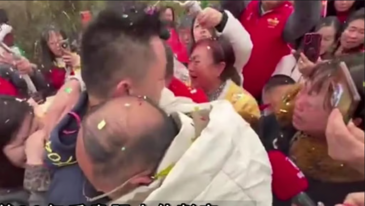 Bị khách nhầm, tài xế đoàn tụ gia đình sau 30 năm thất lạc - Ảnh 2.