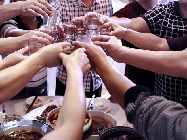 Sự thật về họp lớp đầu năm: 4 Kiểu người háo hức tham gia - Ảnh 1.