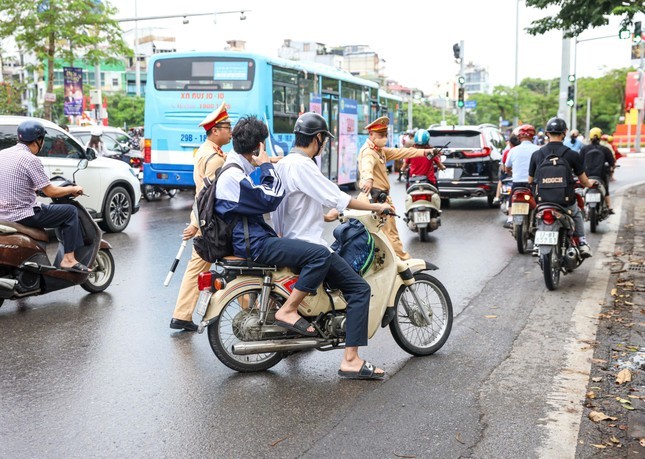 Cha mẹ có thể bị phạt 10 triệu đồng khi giao xe cho con chưa đủ tuổi - Ảnh 1.