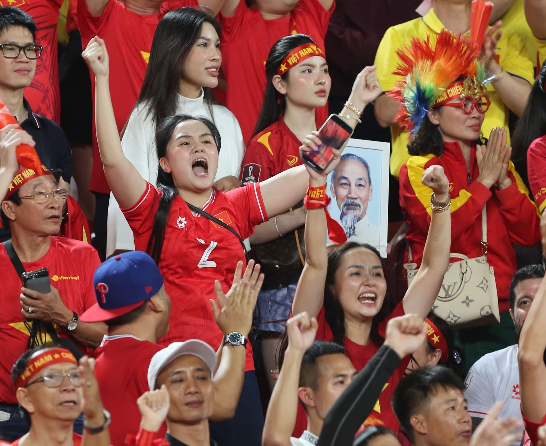 Hội vợ cầu thủ ăn mừng v&ocirc; địch: Chu Thanh Huyền kh&ocirc;ng m&agrave;ng h&igrave;nh tượng quẩy banh n&oacute;c, vợ Duy Mạnh ngồi h&aacute;t cũng xinh- Ảnh 4.