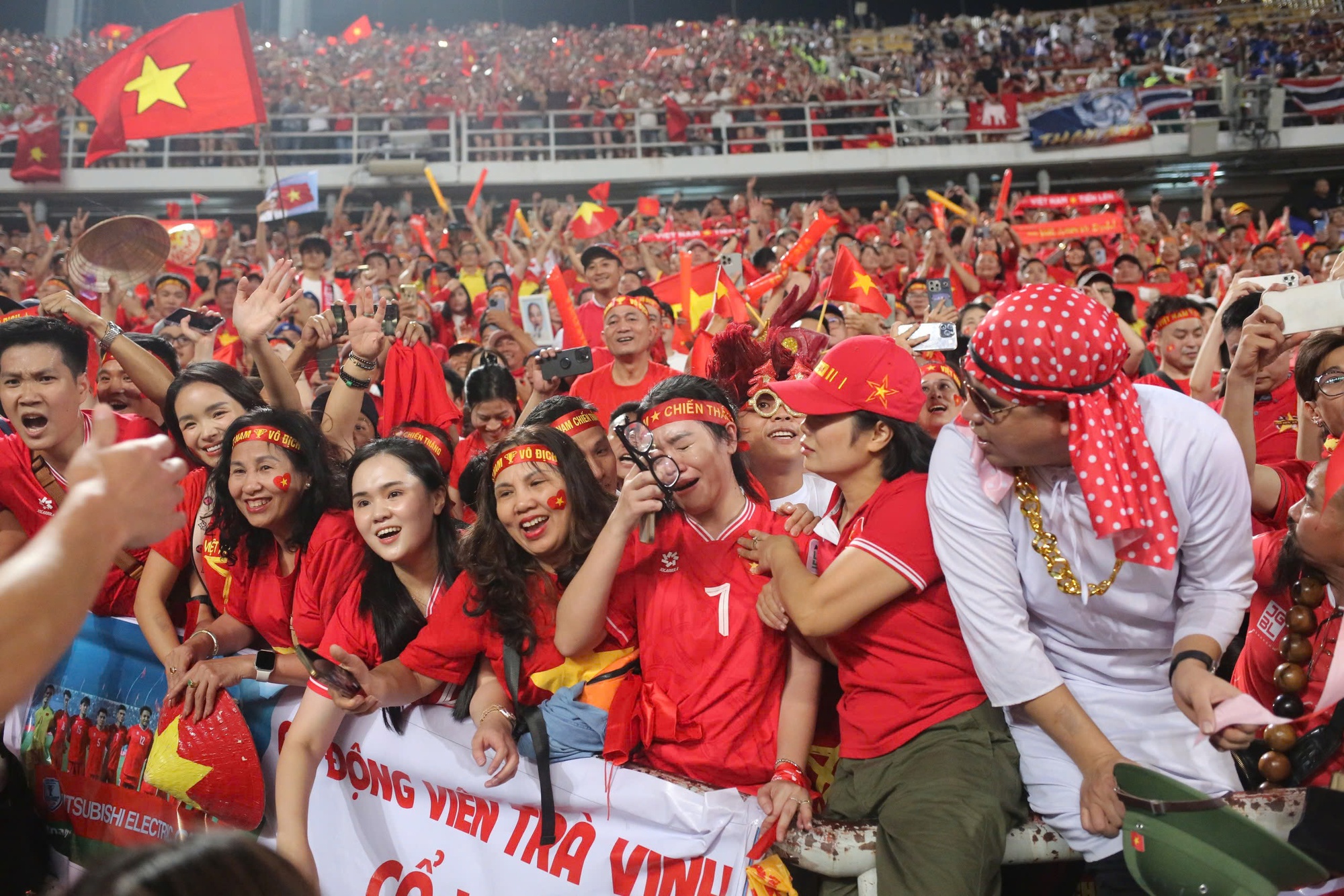 Hội vợ cầu thủ ăn mừng v&ocirc; địch: Chu Thanh Huyền kh&ocirc;ng m&agrave;ng h&igrave;nh tượng quẩy banh n&oacute;c, vợ Duy Mạnh ngồi h&aacute;t cũng xinh- Ảnh 6.