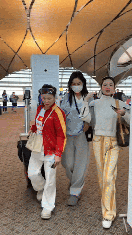 Hội vợ cầu thủ ăn mừng v&ocirc; địch: Chu Thanh Huyền kh&ocirc;ng m&agrave;ng h&igrave;nh tượng quẩy banh n&oacute;c, vợ Duy Mạnh ngồi h&aacute;t cũng xinh- Ảnh 2.