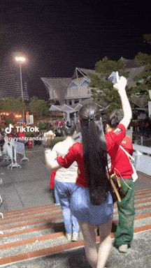 Hội vợ cầu thủ ăn mừng v&ocirc; địch: Chu Thanh Huyền kh&ocirc;ng m&agrave;ng h&igrave;nh tượng quẩy banh n&oacute;c, vợ Duy Mạnh ngồi h&aacute;t cũng xinh- Ảnh 1.