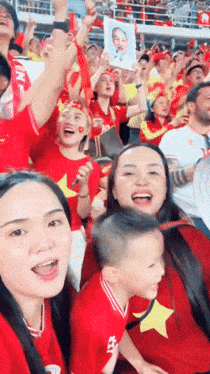 Hội vợ cầu thủ ăn mừng v&ocirc; địch: Chu Thanh Huyền kh&ocirc;ng m&agrave;ng h&igrave;nh tượng quẩy banh n&oacute;c, vợ Duy Mạnh ngồi h&aacute;t cũng xinh- Ảnh 3.