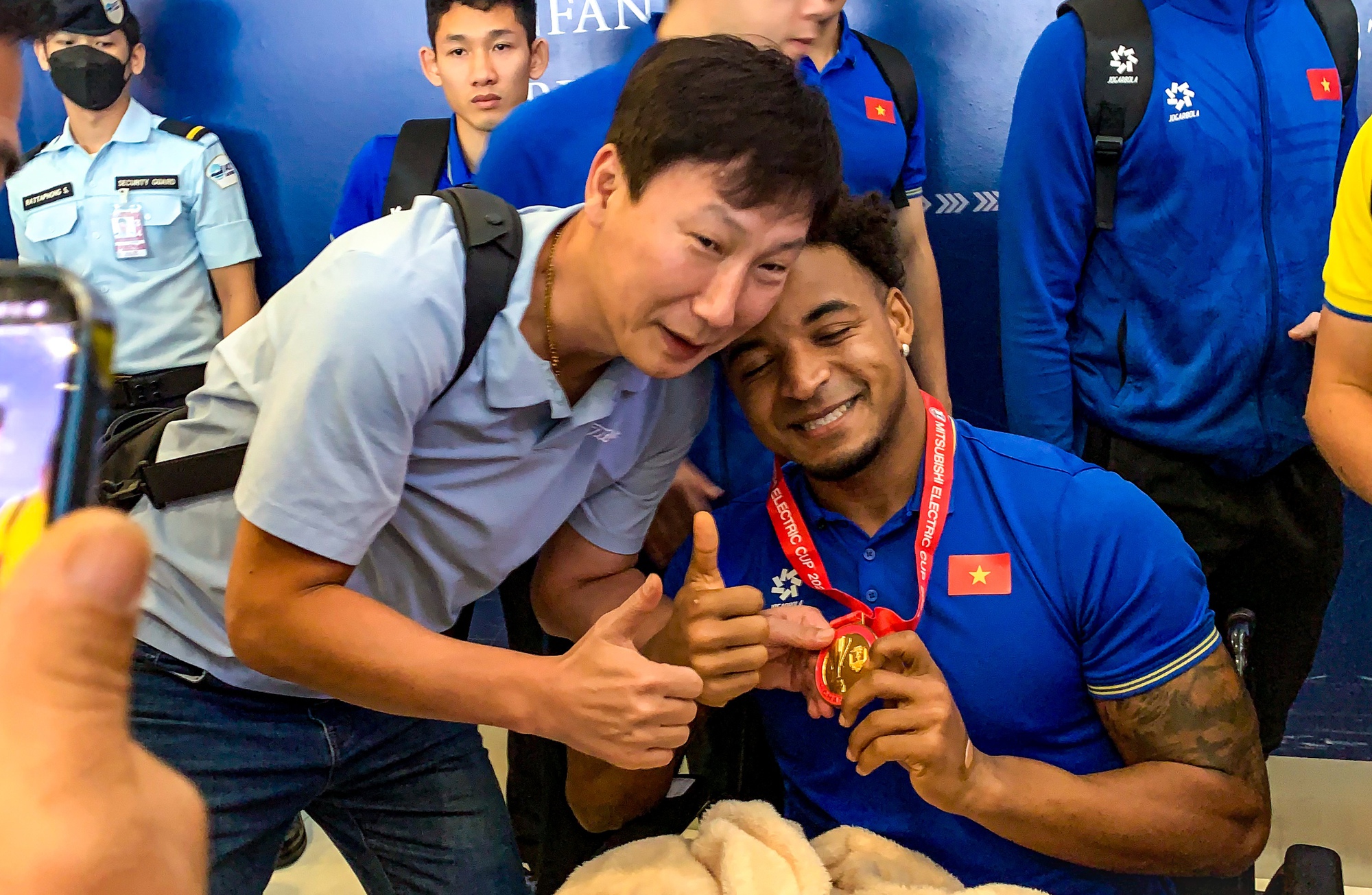 X&uacute;c động khoảnh khắc Xu&acirc;n Son bật kh&oacute;c khi được HLV Kim Sang-sik trao huy chương v&ocirc; địch muộn, về nh&agrave; th&ocirc;i Xu&acirc;n Son!- Ảnh 1.