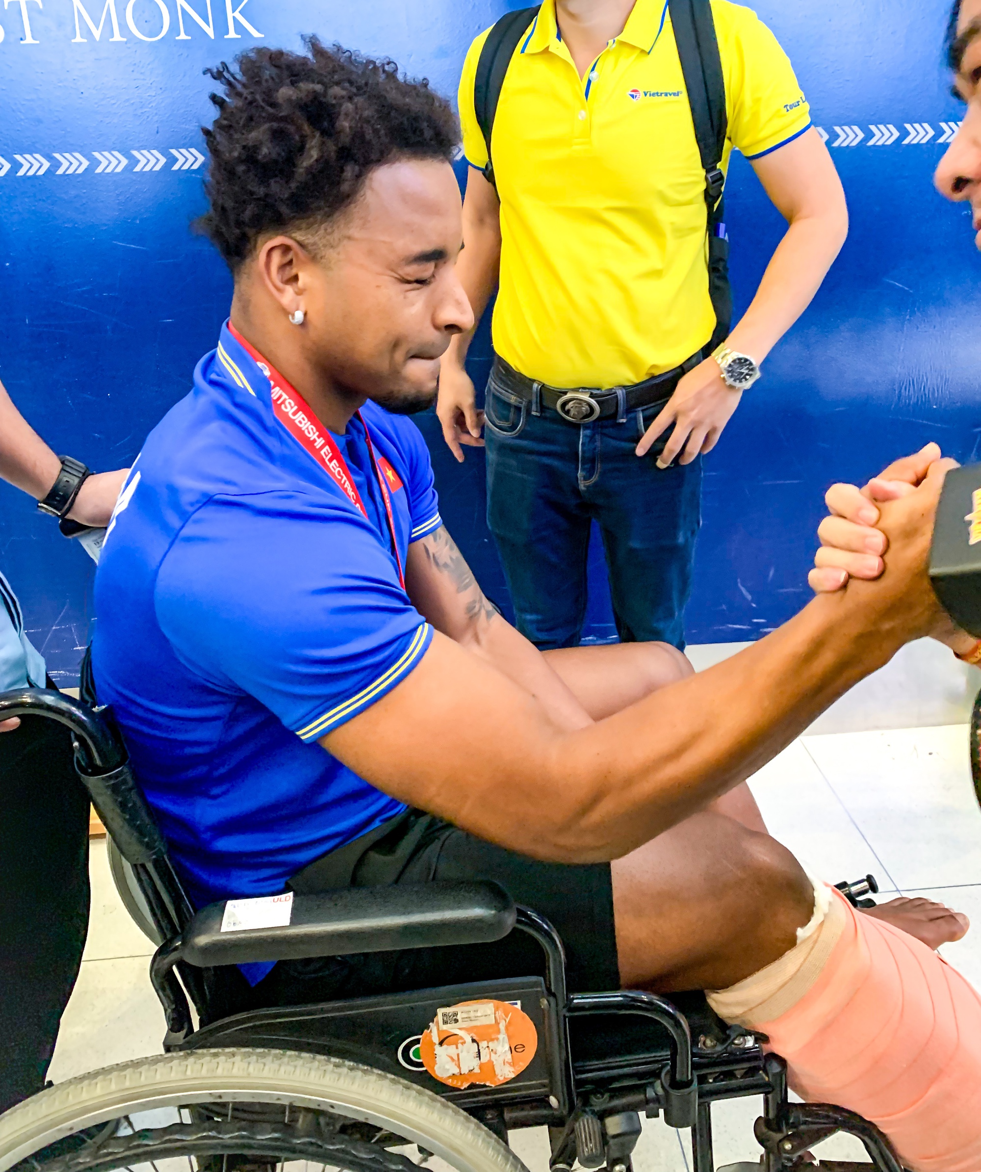 X&uacute;c động khoảnh khắc Xu&acirc;n Son bật kh&oacute;c khi được HLV Kim Sang-sik trao huy chương v&ocirc; địch muộn, về nh&agrave; th&ocirc;i Xu&acirc;n Son!- Ảnh 2.