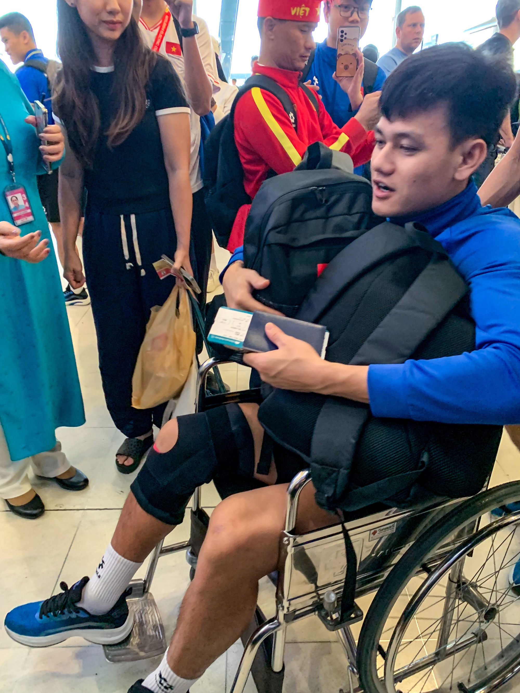 X&uacute;c động khoảnh khắc Xu&acirc;n Son bật kh&oacute;c khi được HLV Kim Sang-sik trao huy chương v&ocirc; địch muộn, về nh&agrave; th&ocirc;i Xu&acirc;n Son!- Ảnh 10.