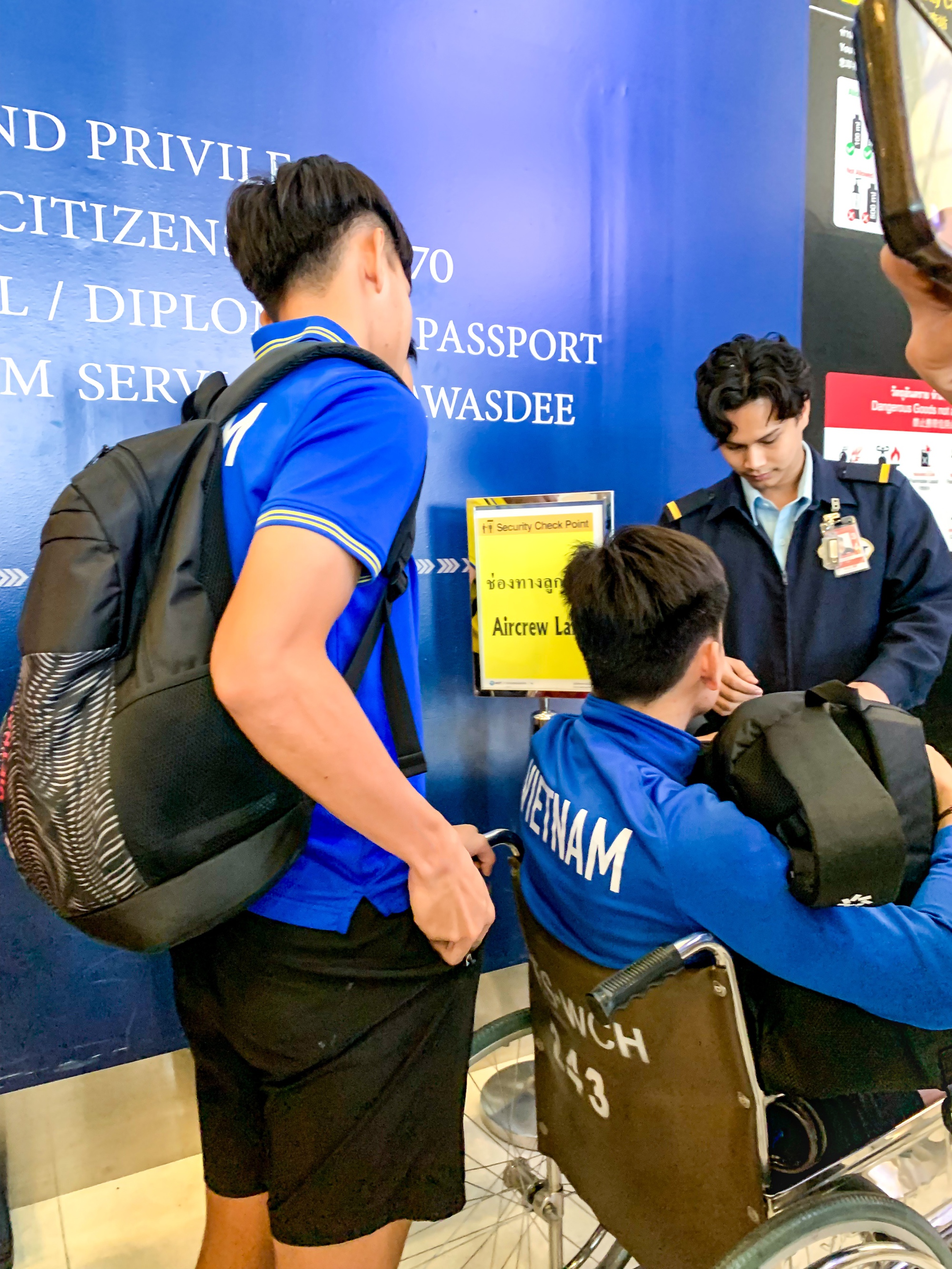 X&uacute;c động khoảnh khắc Xu&acirc;n Son bật kh&oacute;c khi được HLV Kim Sang-sik trao huy chương v&ocirc; địch muộn, về nh&agrave; th&ocirc;i Xu&acirc;n Son!- Ảnh 9.