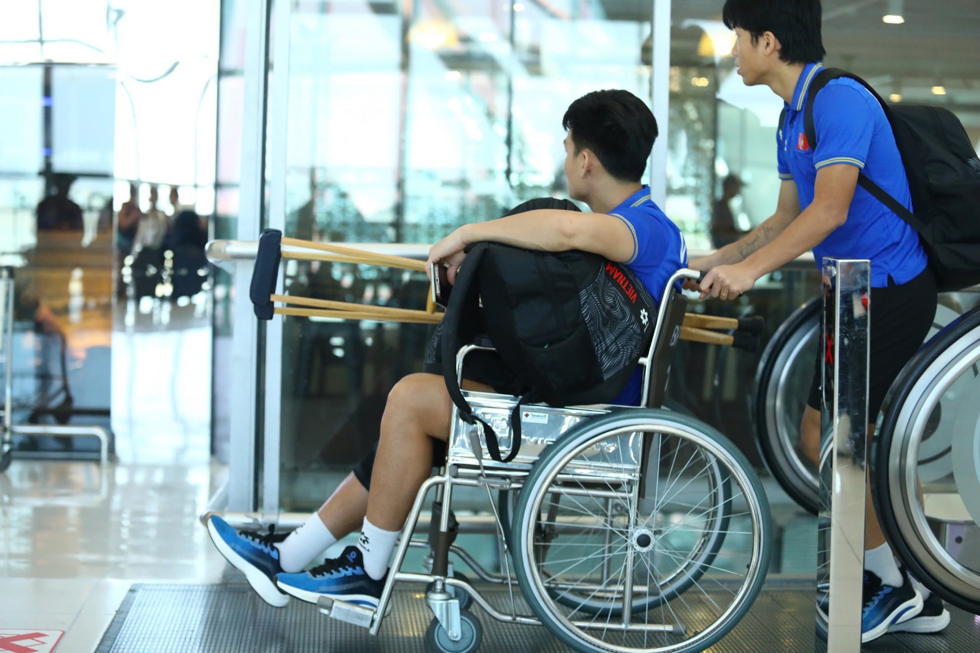 X&uacute;c động khoảnh khắc Xu&acirc;n Son bật kh&oacute;c khi được HLV Kim Sang-sik trao huy chương v&ocirc; địch muộn, về nh&agrave; th&ocirc;i Xu&acirc;n Son!- Ảnh 8.