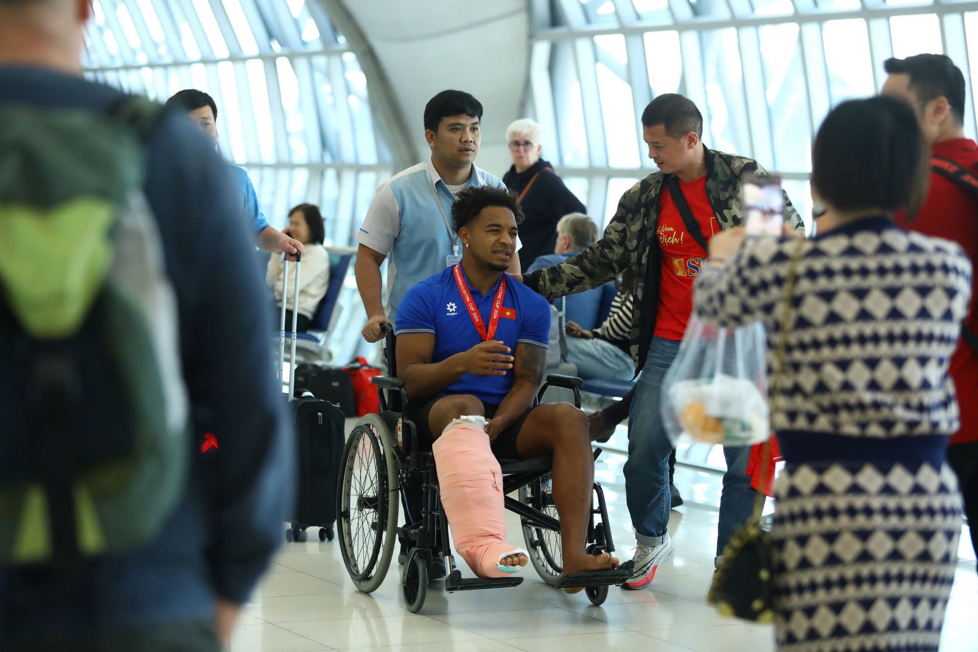 X&uacute;c động khoảnh khắc Xu&acirc;n Son bật kh&oacute;c khi được HLV Kim Sang-sik trao huy chương v&ocirc; địch muộn, về nh&agrave; th&ocirc;i Xu&acirc;n Son!- Ảnh 5.