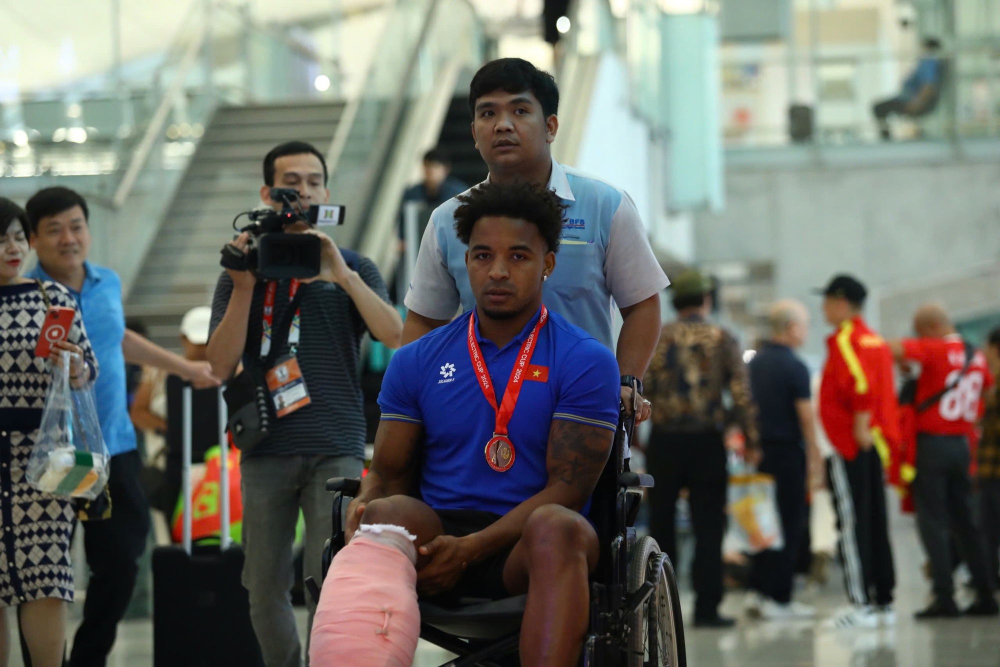 X&uacute;c động khoảnh khắc Xu&acirc;n Son bật kh&oacute;c khi được HLV Kim Sang-sik trao huy chương v&ocirc; địch muộn, về nh&agrave; th&ocirc;i Xu&acirc;n Son!- Ảnh 4.