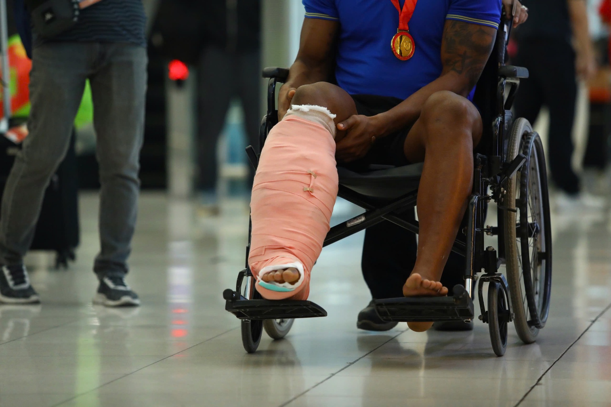 X&uacute;c động khoảnh khắc Xu&acirc;n Son bật kh&oacute;c khi được HLV Kim Sang-sik trao huy chương v&ocirc; địch muộn, về nh&agrave; th&ocirc;i Xu&acirc;n Son!- Ảnh 6.