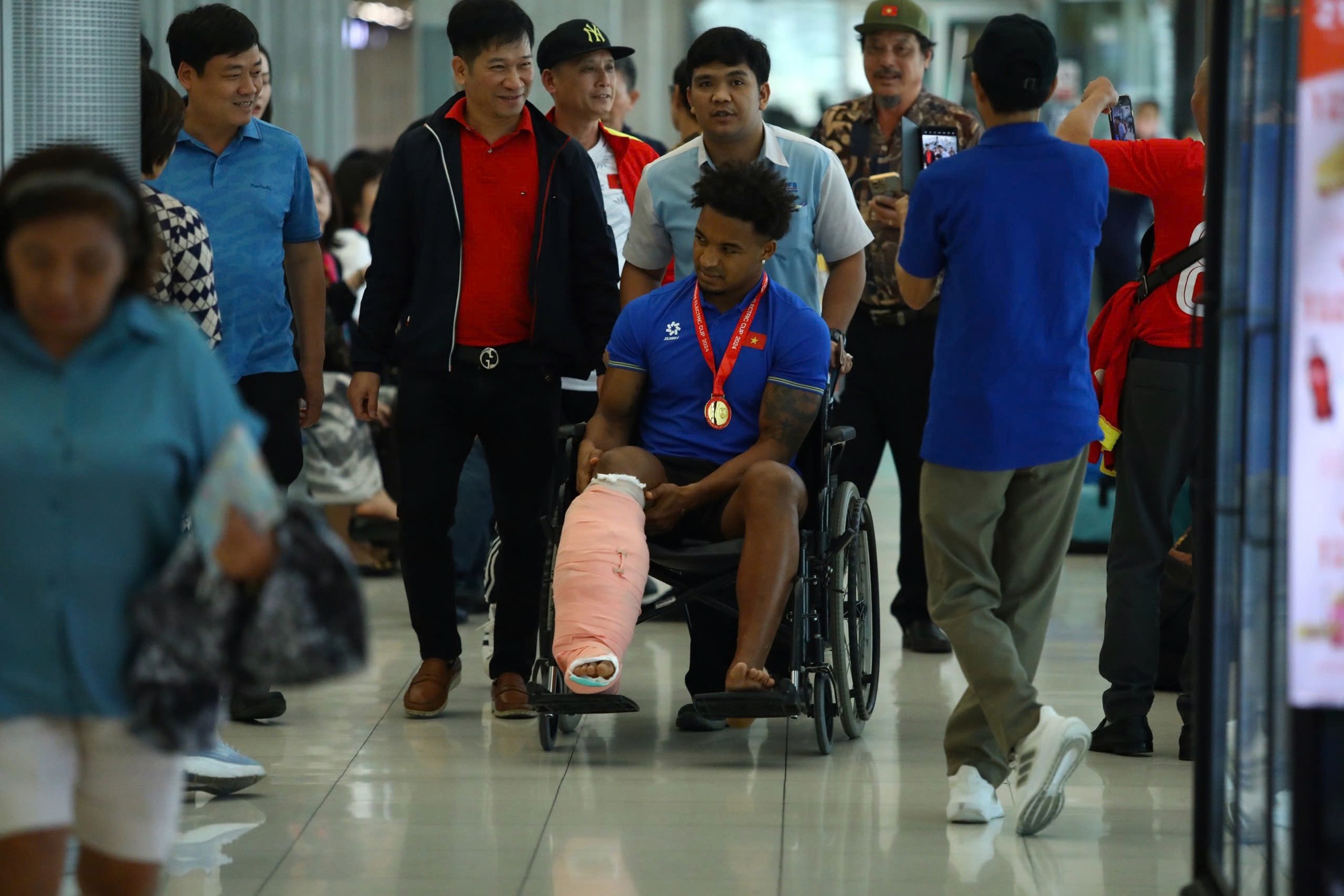 X&uacute;c động khoảnh khắc Xu&acirc;n Son bật kh&oacute;c khi được HLV Kim Sang-sik trao huy chương v&ocirc; địch muộn, về nh&agrave; th&ocirc;i Xu&acirc;n Son!- Ảnh 3.