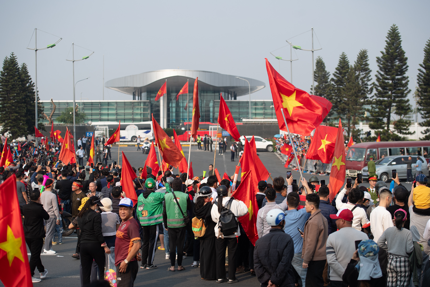 Cận cảnh ĐT Việt Nam rước c&uacute;p ở s&acirc;n bay Nội B&agrave;i, những nh&agrave; v&ocirc; địch AFF Cup 2024 đ&atilde; trở về- Ảnh 2.