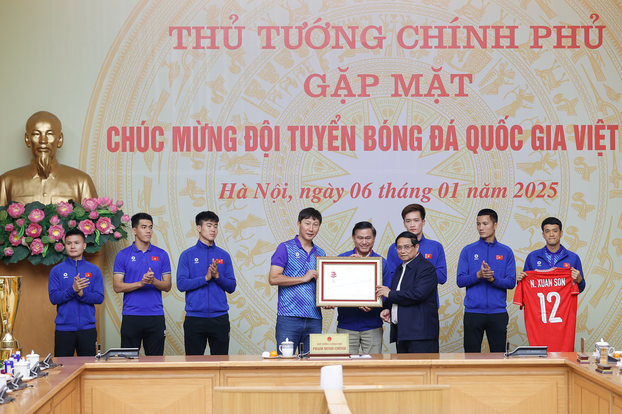 Xuân Son, Quang Hải và 4 cầu thủ ĐT Việt Nam được tặng Huân chương lao động sau khi vô địch AFF Cup 2024- Ảnh 1.