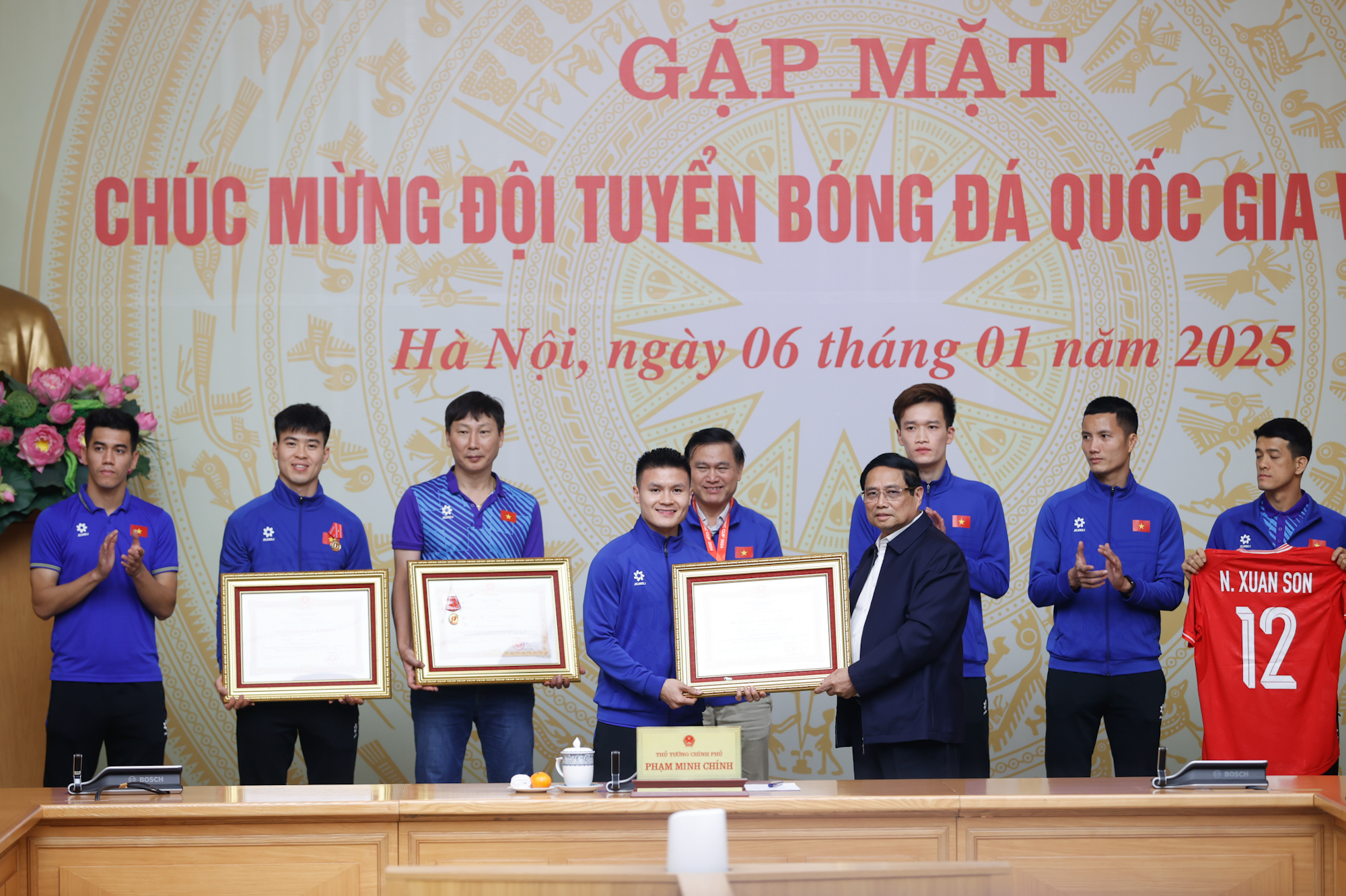 Xuân Son, Quang Hải và 4 cầu thủ ĐT Việt Nam được tặng Huân chương lao động sau khi vô địch AFF Cup 2024- Ảnh 2.