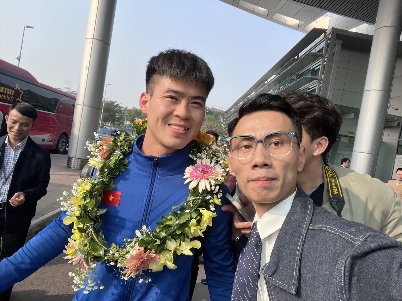 Cận cảnh ĐT Việt Nam rước c&uacute;p ở s&acirc;n bay Nội B&agrave;i, những nh&agrave; v&ocirc; địch AFF Cup 2024 đ&atilde; trở về- Ảnh 7.