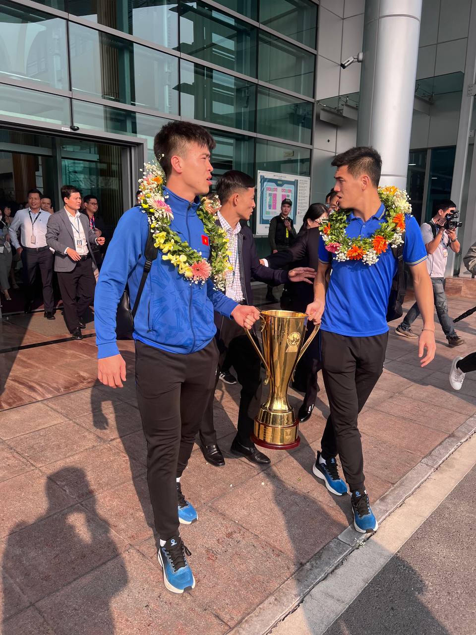 Cận cảnh ĐT Việt Nam rước c&uacute;p ở s&acirc;n bay Nội B&agrave;i, những nh&agrave; v&ocirc; địch AFF Cup 2024 đ&atilde; trở về- Ảnh 5.