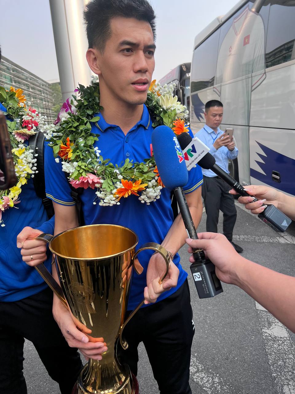 Cận cảnh ĐT Việt Nam rước c&uacute;p ở s&acirc;n bay Nội B&agrave;i, những nh&agrave; v&ocirc; địch AFF Cup 2024 đ&atilde; trở về- Ảnh 6.