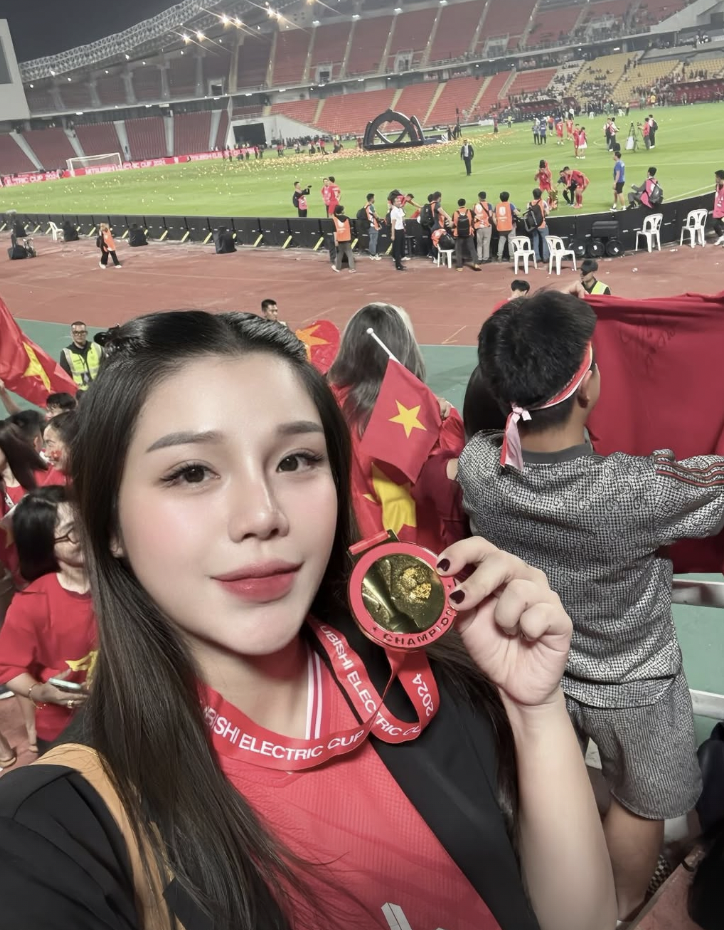 Hội vợ cầu thủ ăn mừng v&ocirc; địch: Chu Thanh Huyền kh&ocirc;ng m&agrave;ng h&igrave;nh tượng quẩy banh n&oacute;c, vợ Duy Mạnh ngồi h&aacute;t cũng xinh- Ảnh 5.