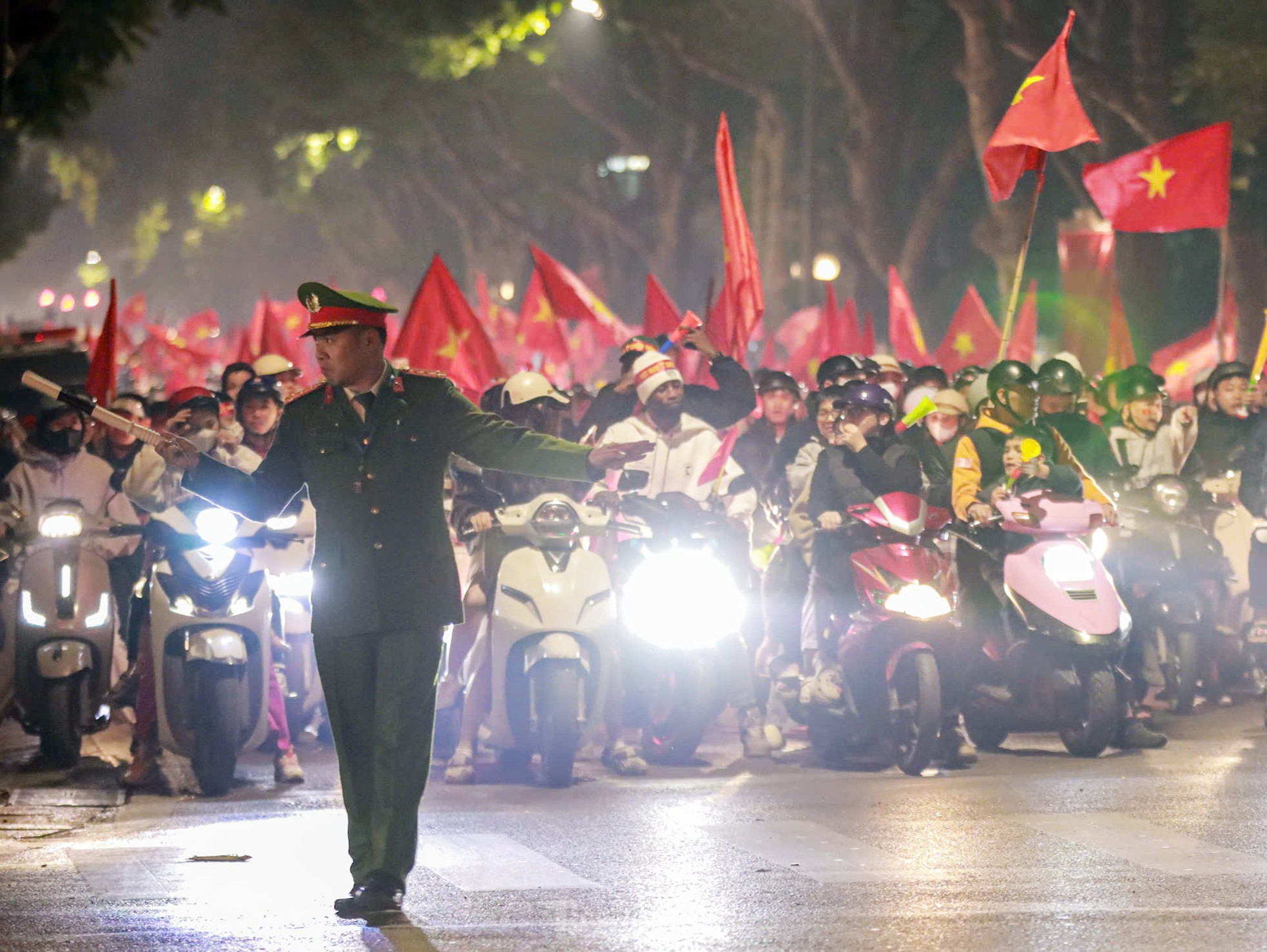 Cảnh sát Hà Nội đảm bảo an ninh sau chiến thắng đội tuyển Việt Nam vô địch ASEAN Cup 2024 - Ảnh 9.