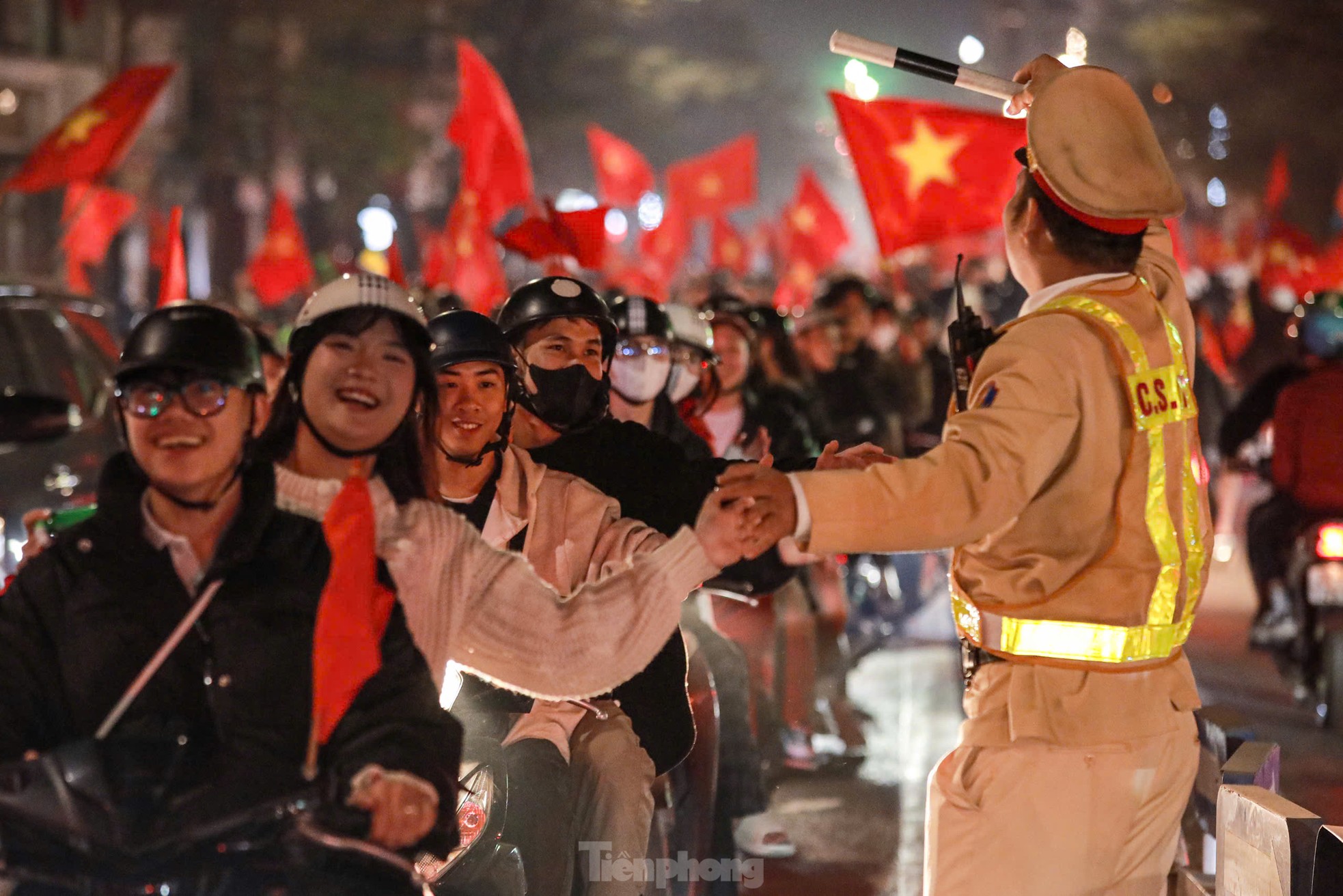 Cảnh sát Hà Nội đảm bảo an ninh sau chiến thắng đội tuyển Việt Nam vô địch ASEAN Cup 2024 - Ảnh 1.