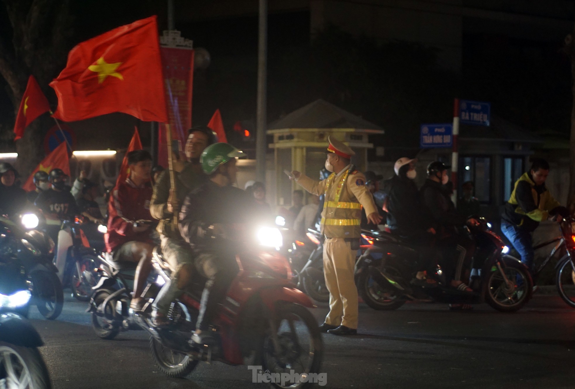 Cảnh sát Hà Nội đảm bảo an ninh sau chiến thắng đội tuyển Việt Nam vô địch ASEAN Cup 2024 - Ảnh 5.