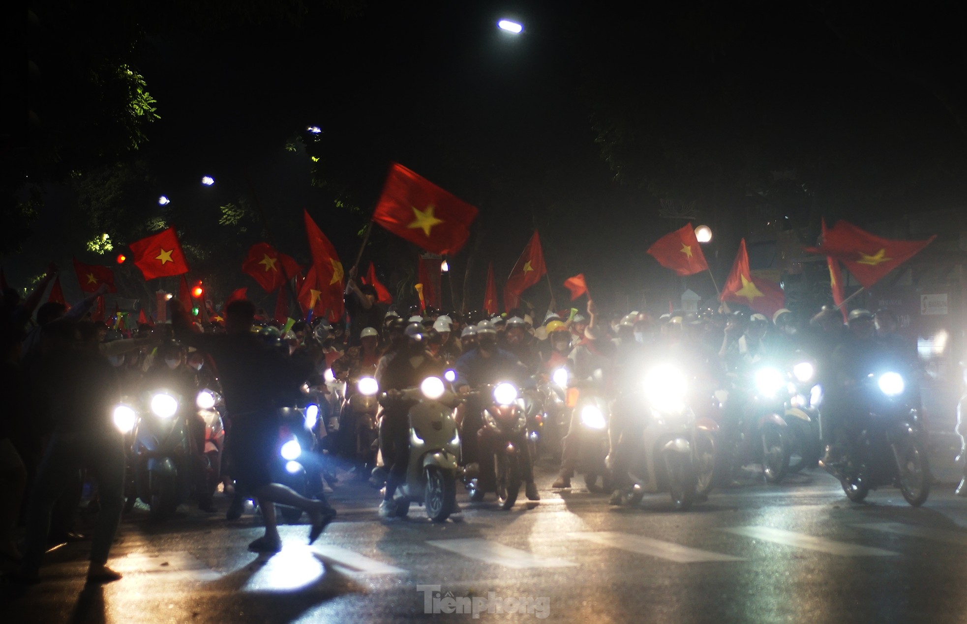 Cảnh sát Hà Nội đảm bảo an ninh sau chiến thắng đội tuyển Việt Nam vô địch ASEAN Cup 2024 - Ảnh 11.