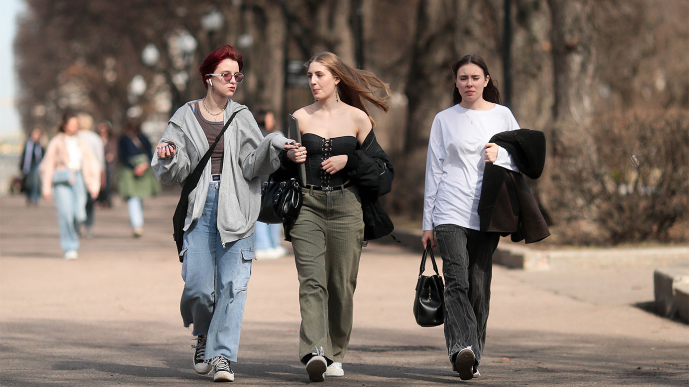 Năm n&oacute;ng nhất từng được ghi nhận ở thủ đ&ocirc; Moscow, Nga - Ảnh 1.