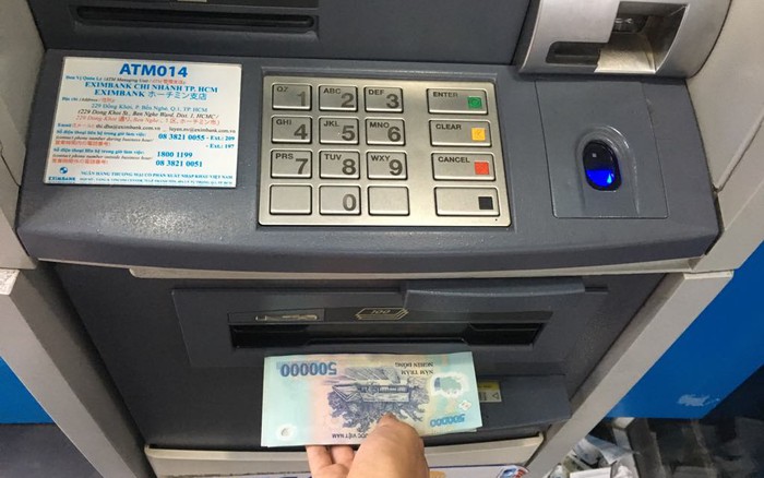 Từ năm 2025, hạn mức rút tiền tại ATM thay đổi: Người dùng rút được tối đa bao nhiêu tiền?- Ảnh 1.