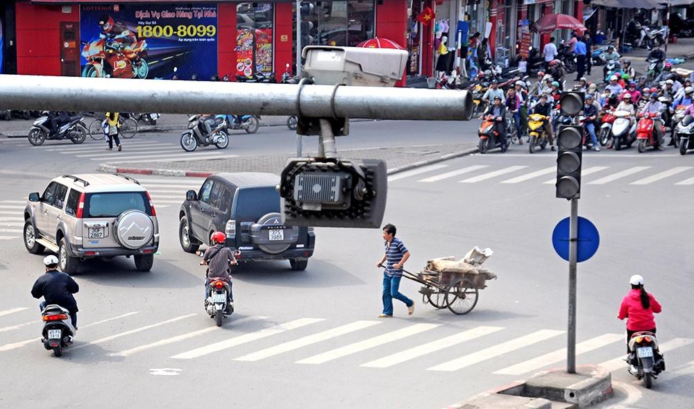 Buồn chuyện gia đình, mẹ đèo con trai lên cầu Chương Dương định tự tử - Ảnh 2.