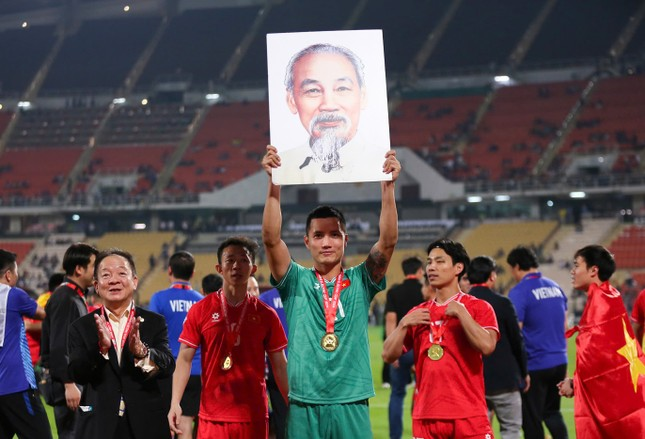 Gia cảnh ít ai biết của thủ môn Việt Nam vừa giật giải xuất sắc nhất AFF Cup 2024: Bố mất sớm, nhà khó khăn, từng phải bỏ bóng đá đi làm bảo vệ - Ảnh 2.