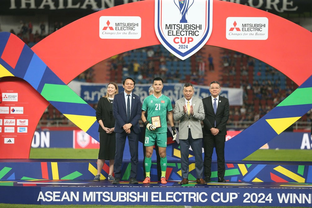 Gia cảnh ít ai biết của thủ môn Việt Nam vừa giật giải xuất sắc nhất AFF Cup 2024: Bố mất sớm, nhà khó khăn, từng phải bỏ bóng đá đi làm bảo vệ - Ảnh 1.