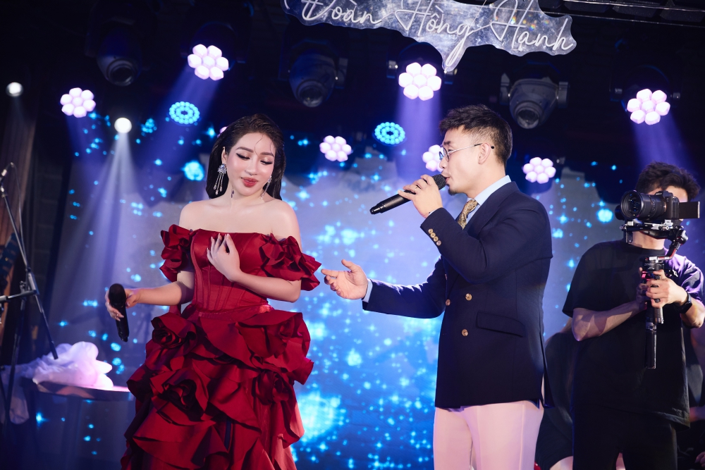 Trung úy Đoàn Hồng Hạnh được lãnh đạo dùng nhiều mỹ từ khen ngợi tại đêm nhạc riêng- Ảnh 7.