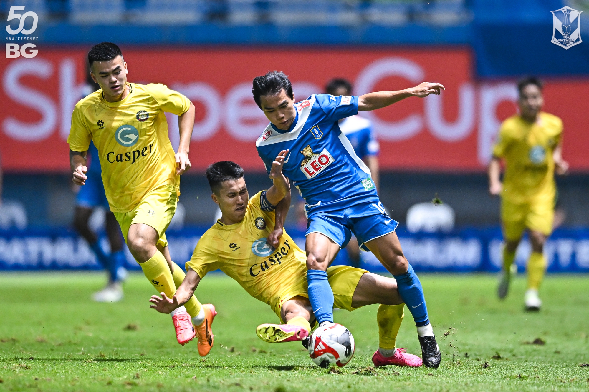 "Đại gia" Thai League bị Doãn Ngọc Tân sút tung lưới, fan Thái Lan phẫn nộ - Ảnh 2.