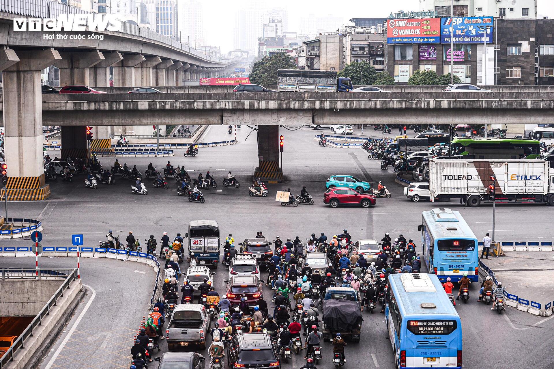 Mức phạt giao thông tăng cao , xe cộ nghiêm túc chờ đèn đỏ ở Hà Nội - Ảnh 1.