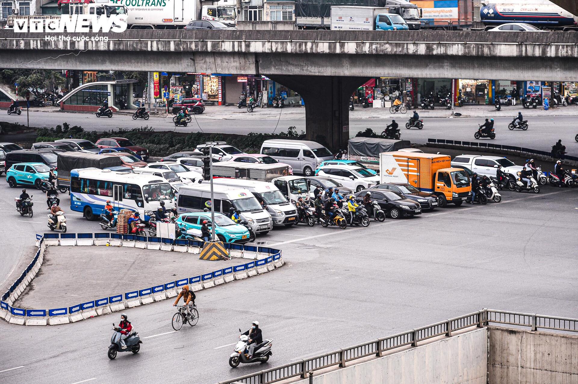 Mức phạt giao thông tăng cao , xe cộ nghiêm túc chờ đèn đỏ ở Hà Nội - Ảnh 2.