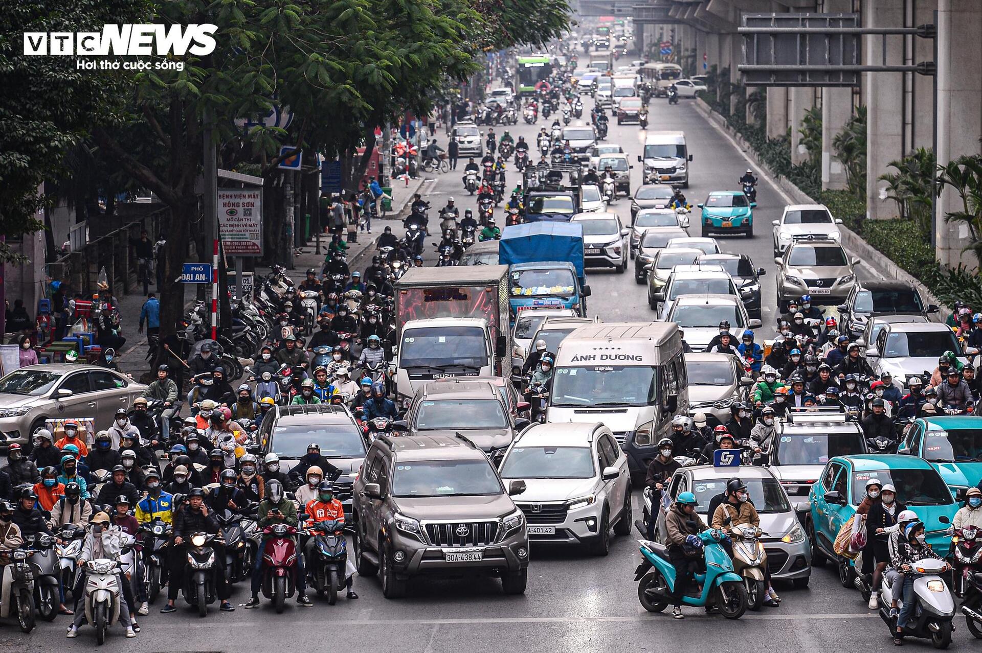 Mức phạt giao thông tăng cao , xe cộ nghiêm túc chờ đèn đỏ ở Hà Nội - Ảnh 8.