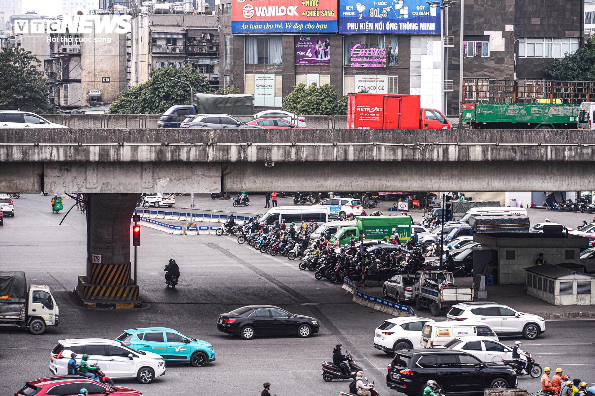 Mức phạt giao thông tăng cao , xe cộ nghiêm túc chờ đèn đỏ ở Hà Nội - Ảnh 11.