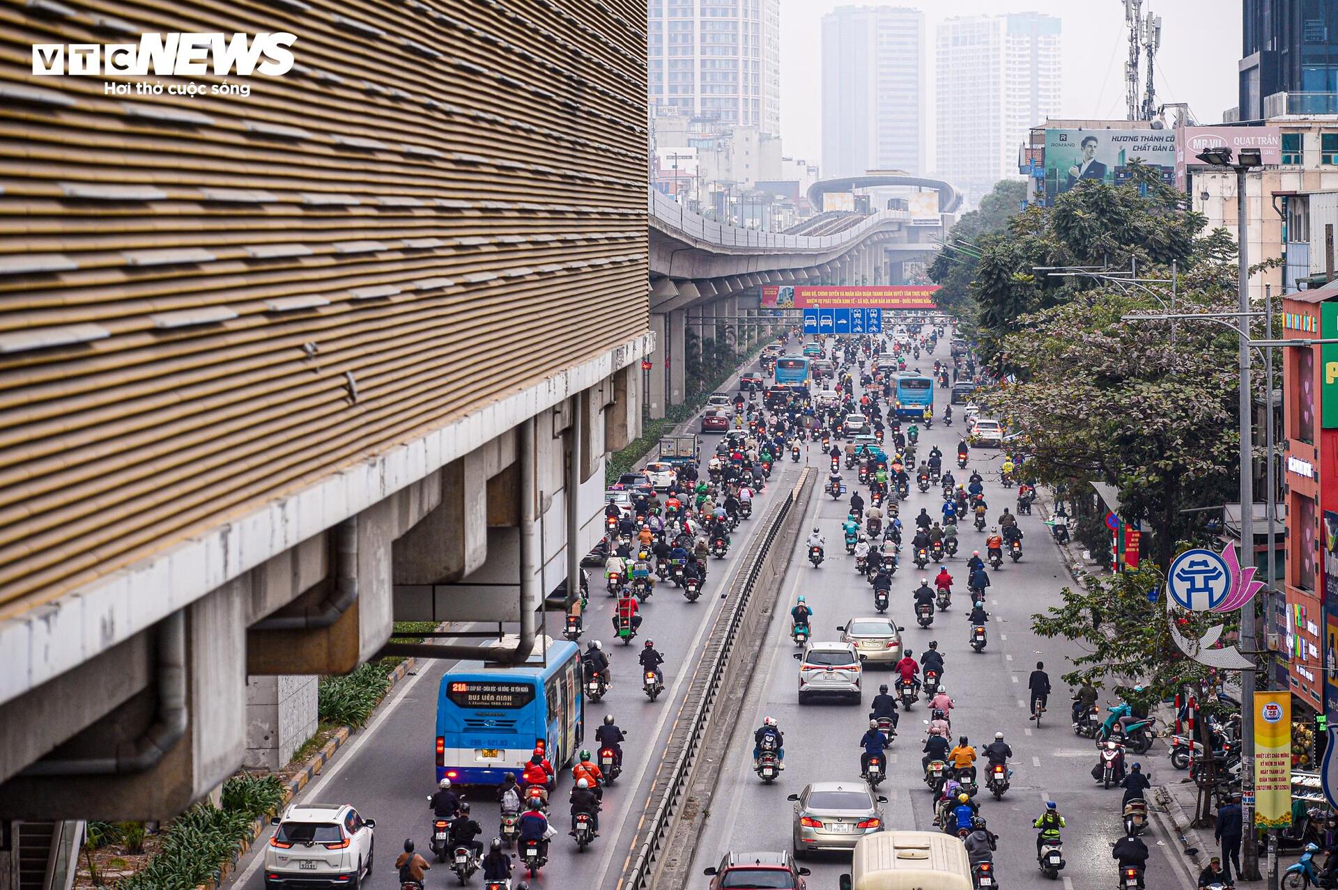 Mức phạt giao thông tăng cao , xe cộ nghiêm túc chờ đèn đỏ ở Hà Nội - Ảnh 12.