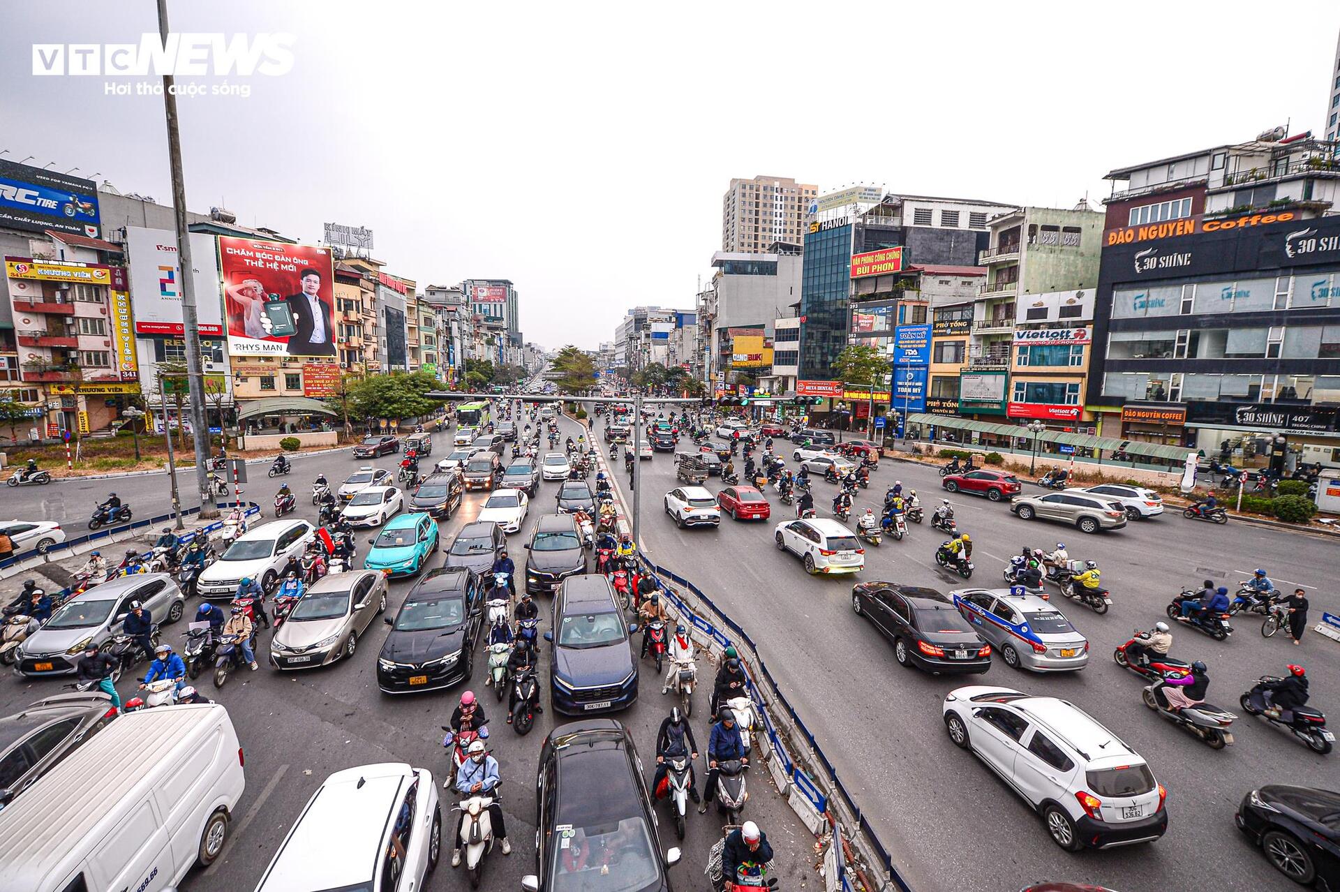 Mức phạt giao thông tăng cao , xe cộ nghiêm túc chờ đèn đỏ ở Hà Nội - Ảnh 9.