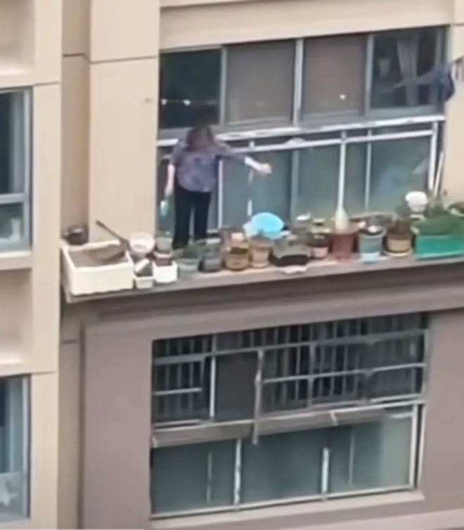 V&ocirc; t&igrave;nh lia camera sang t&ograve;a nh&agrave; đối diện, ph&aacute;t hiện ra 1 cảnh vượt ngo&agrave;i sức chịu đựng: Ai ngăn b&agrave; ta lại đi!- Ảnh 1.