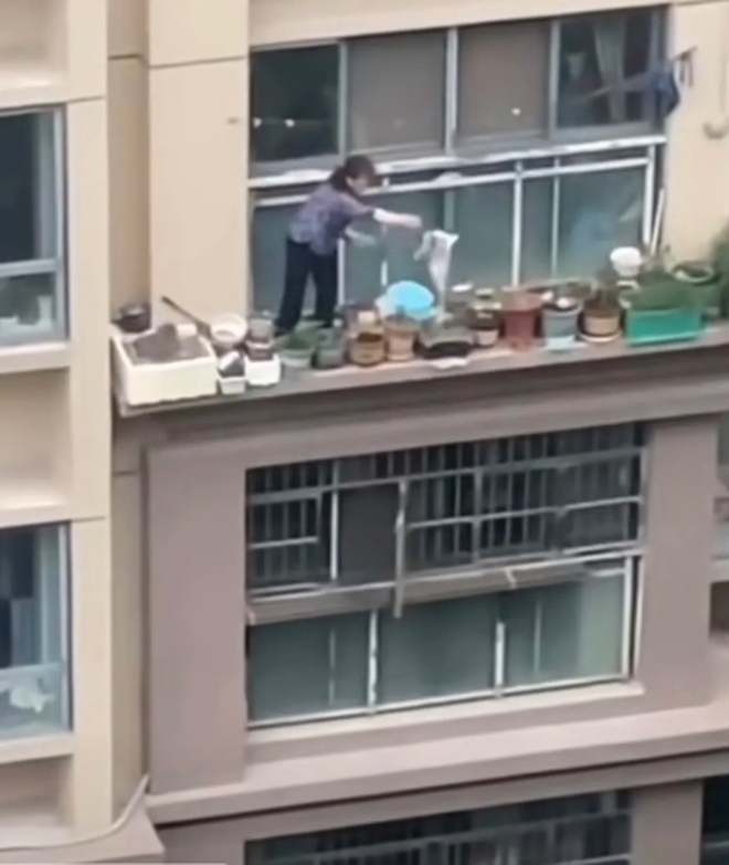 V&ocirc; t&igrave;nh lia camera sang t&ograve;a nh&agrave; đối diện, ph&aacute;t hiện ra 1 cảnh vượt ngo&agrave;i sức chịu đựng: Ai ngăn b&agrave; ta lại đi!- Ảnh 2.