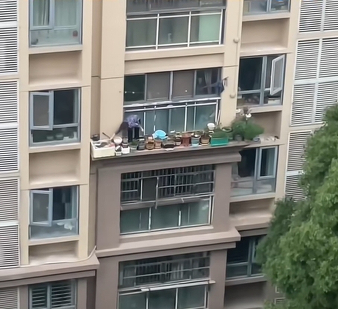 V&ocirc; t&igrave;nh lia camera sang t&ograve;a nh&agrave; đối diện, ph&aacute;t hiện ra 1 cảnh vượt ngo&agrave;i sức chịu đựng: Ai ngăn b&agrave; ta lại đi!- Ảnh 3.
