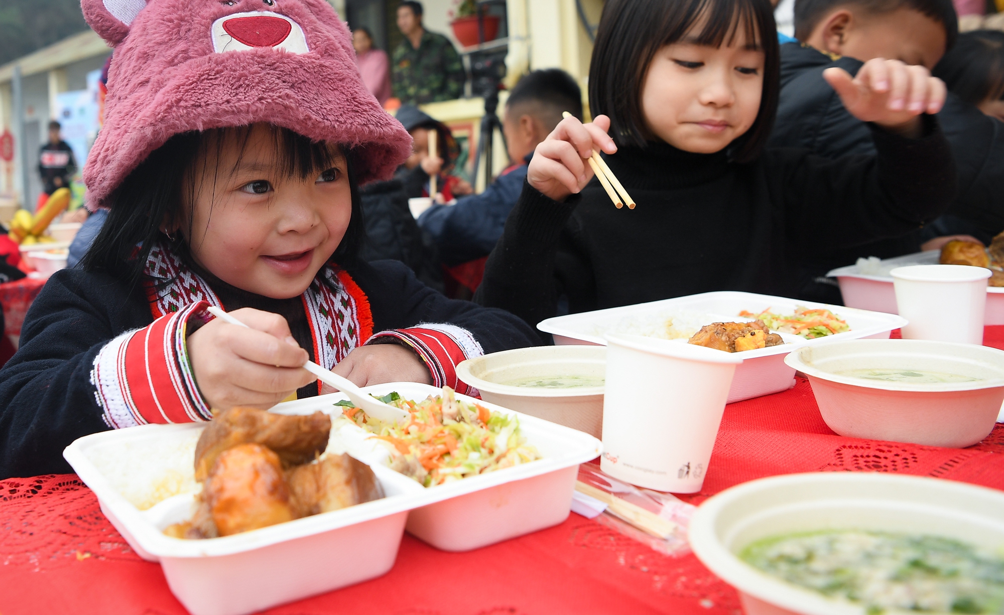 Nghi ngút chảo thịt kho trứng khổng lồ, CHIN-SU Một triệu bữa cơm có thịt mang Tết lên bản cho các trò vùng cao- Ảnh 13.