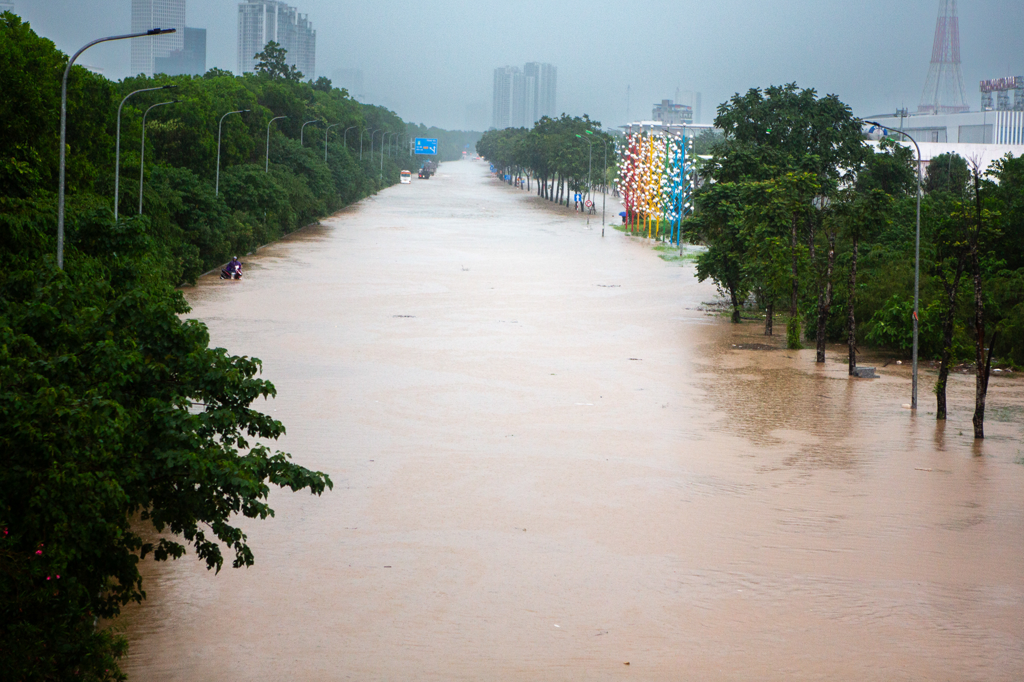 Thay bạn xem nhà ngày mưa bão: Geleximco hoá làng chài, Vinhomes Smart City vẫn thông thoáng- Ảnh 1. Thay bạn xem nhà ngày mưa bão: Geleximco hoá làng chài, Vinhomes Smart City vẫn thông thoáng- Ảnh 1.