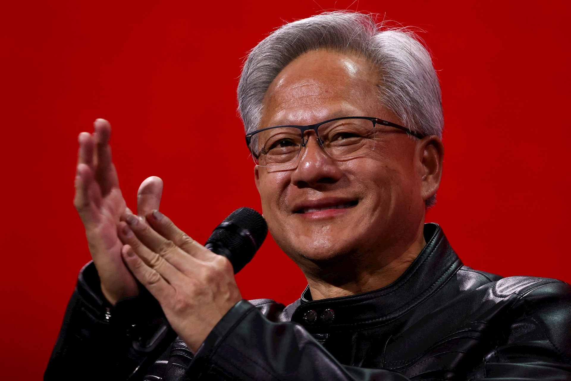 Ceo Jensen Huang: Bán Chip Dưới Vỏ Bọc 'Ai Có Chủ Quyền', Marketing Sản Phẩm Bằng Nỗi Sợ Fomo- Ảnh 1. Ceo Jensen Huang: Bán Chip Dưới Vỏ Bọc 'Ai Có Chủ Quyền', Marketing Sản Phẩm Bằng Nỗi Sợ Fomo- Ảnh 1.