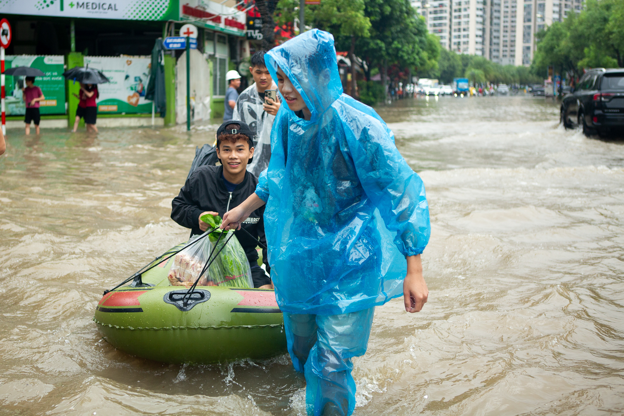 Thay bạn xem nhà ngày mưa bão: Geleximco hoá làng chài, Vinhomes Smart City vẫn thông thoáng- Ảnh 2. Thay bạn xem nhà ngày mưa bão: Geleximco hoá làng chài, Vinhomes Smart City vẫn thông thoáng- Ảnh 2.