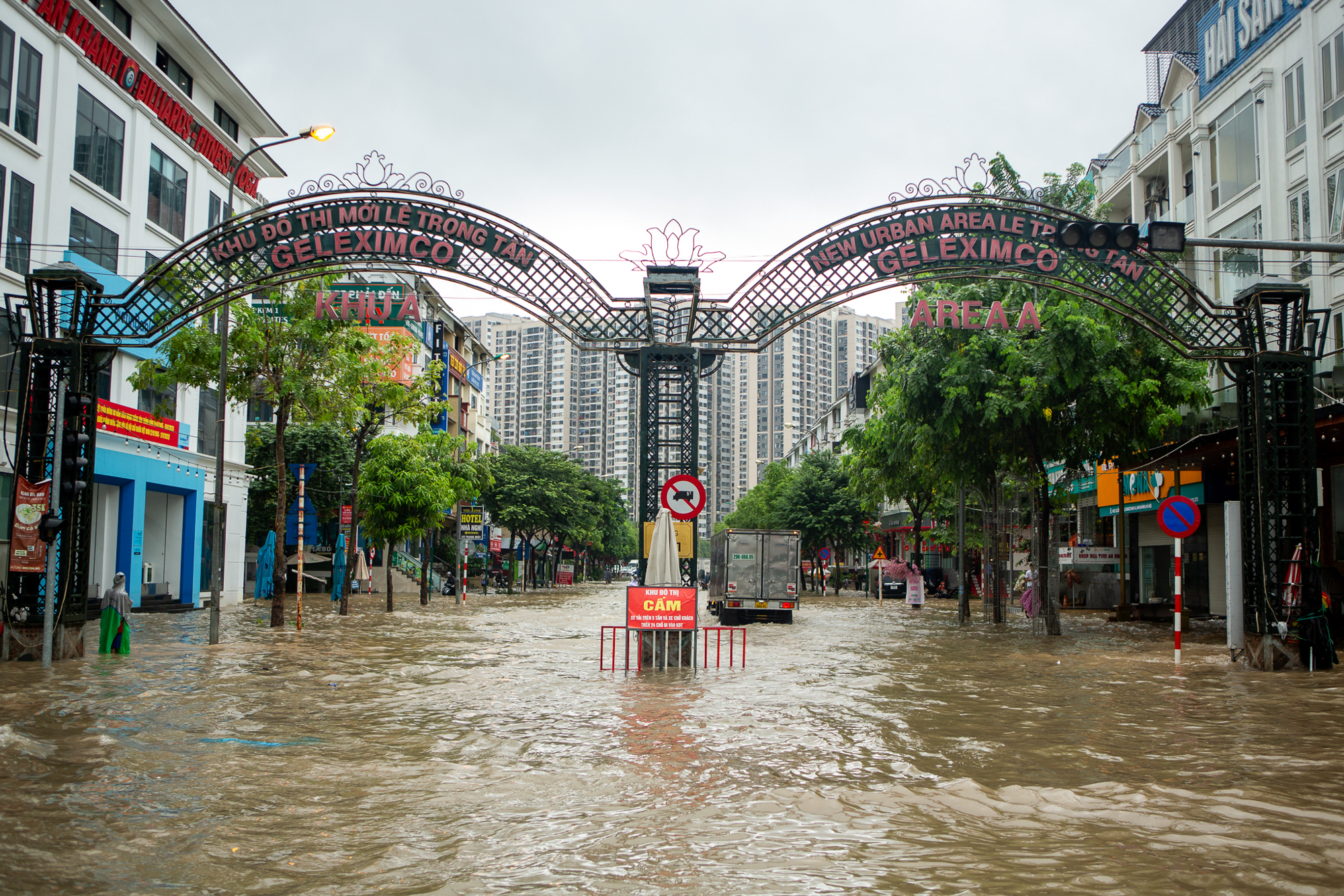 Thay bạn xem nhà ngày mưa bão: Geleximco hoá làng chài, Vinhomes Smart City vẫn thông thoáng- Ảnh 3. Thay bạn xem nhà ngày mưa bão: Geleximco hoá làng chài, Vinhomes Smart City vẫn thông thoáng- Ảnh 3.